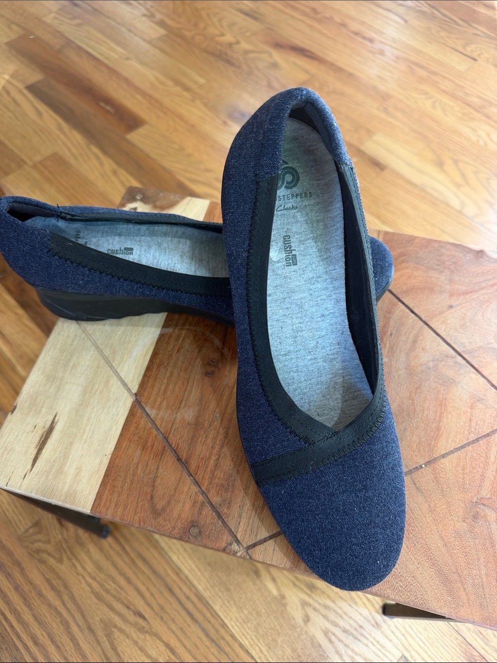 Clarks Cloudsteppers Women’s Navy Slip-On Cushioned Low Heel Flats, 11